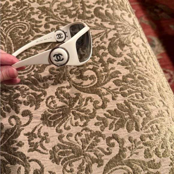Vintage Chanel sunglasses in good condition- white - Picture 3 of 11